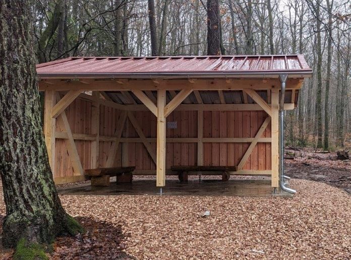 eine nach zwei Seiten offene Hütte im Wald