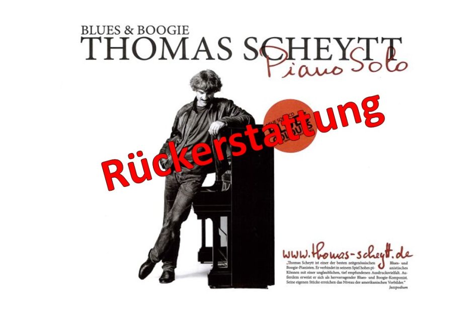 Ein Mann steht an einem Klavier. Schrift: Blues und Boogie Thomas Scheytt Piano Solo Rückerstattung