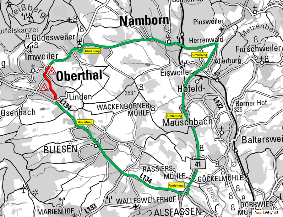 Kartenausschnitt von Oberthal und den umliegenden Gemeinden. Die Schlossstraße ist rot markiert. Die Strecke der Umleitung ist grün markiert. Der Verkehr zwischen Oberthal und Güdesweiler wird während der Maßnahme in beide Richtungen über die L 134, die B 41 und die L 320 umgeleitet.