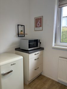 Mikrowelle, Schrank und Kühlschrank