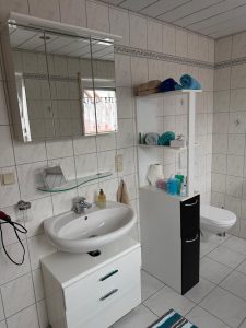 Toilette, Waschbecken, Spiegel