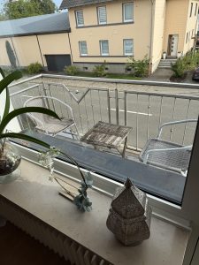 Balkon mit zwei Stühlen und einem Tisch