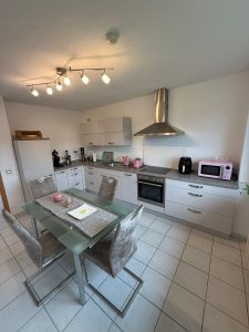 Küche und Küchentisch mit vier Stühlen