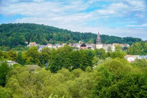 Luftbild von Oberthal; Oberthaler Kirchturm mit umliegenden Häusern