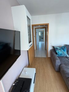 Blick vom Schlafzimmer in den Flur; Fernsehbidschirm