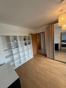 Raum mit großem Regal, das zur Hälfte leer ist