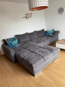 Großes Sofa und Wohnzimmertisch