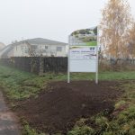 Ortseingangsschild von Oberthal, weißes Schild mit Bild des alten Ortsschildes von Oberthal; Herzlich Willkommen in Oberthal, Schild, das die deutsch-französische Freundschaft zwischen den Partnergemeinden Oberthal und Moyenmoutier beschreibt. Weiteres weißes Schild.