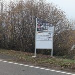 Ortseingangsschild von Oberthal, weißes Schild mit Bild von der Kirche; Herzlich Willkommen in Oberthal, Schild, das die deutsch-französische Freundschaft zwischen den Partnergemeinden Oberthal und Moyenmoutier beschreibt. Weiteres weißes Schild.