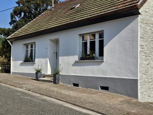 Hausfront der Ferienwohnung Waldblick; weiße Front