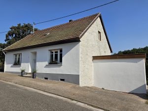 Hausfront in weiß mit Garage