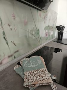 Zwei Topflappen, die auf einem Herd liegen,