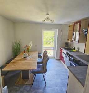 Küchenzeile mit Tisch, einer Bank und zwei Stühlen