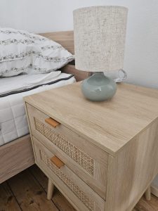 Nachttisch mit Nachttischlampe